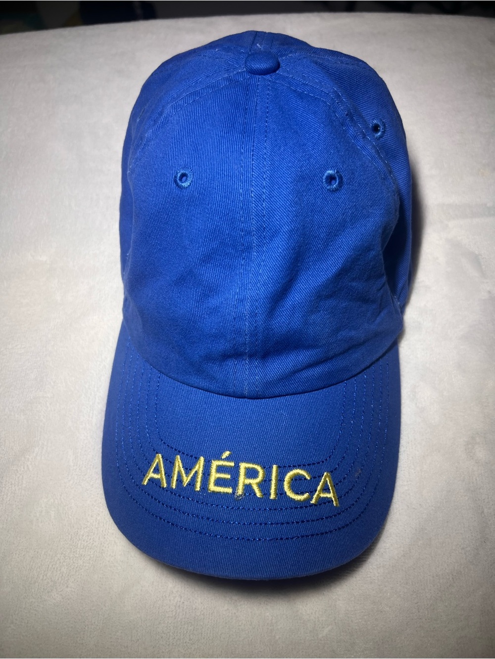 Blue Baseball Cap with "AMÉRICA" Embroidery